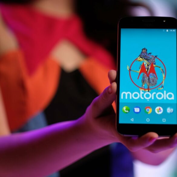 Review Motorola Moto G5S Plus: <em>Smartphone</em> Berdesain Premium dengan Kamera Ganda 19 moto g5s plus closeup