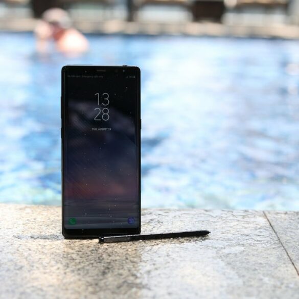 samsung galaxy note8 poolside