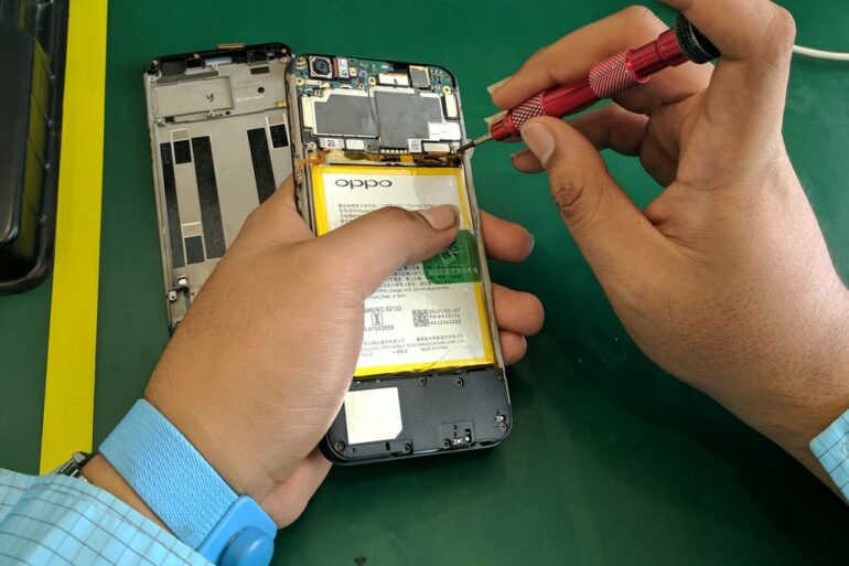 Beberapa Hal yang Harus Diperhatikan Sebelum Mengunjungi <em>Service Centre</em> Oppo 40 teknisi service centre oppo roxy mas