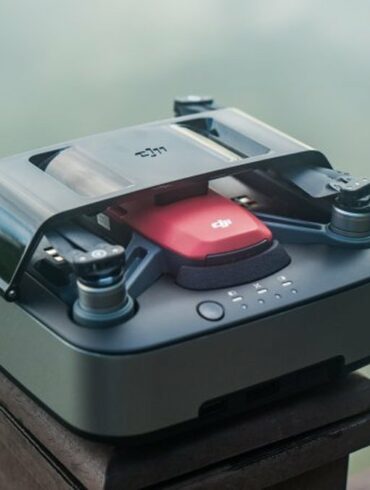 DJI Spark Portable Charging Station: Powerbank Sekaligus Stasiun Isi Ulang Baterai DJI Spark 30 DJI Spark Portable Charging Station 1