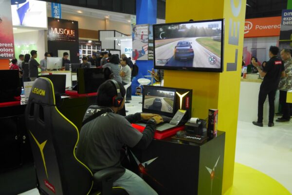 Jajaran Produk Unggulan dan Promo Khusus dari Lenovo Turut Meriahkan BRI Indocomtech 2017 21 lenovo indocomtech 3