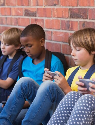Ilustrasi anak smartphone