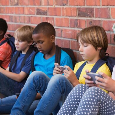 Ilustrasi anak smartphone