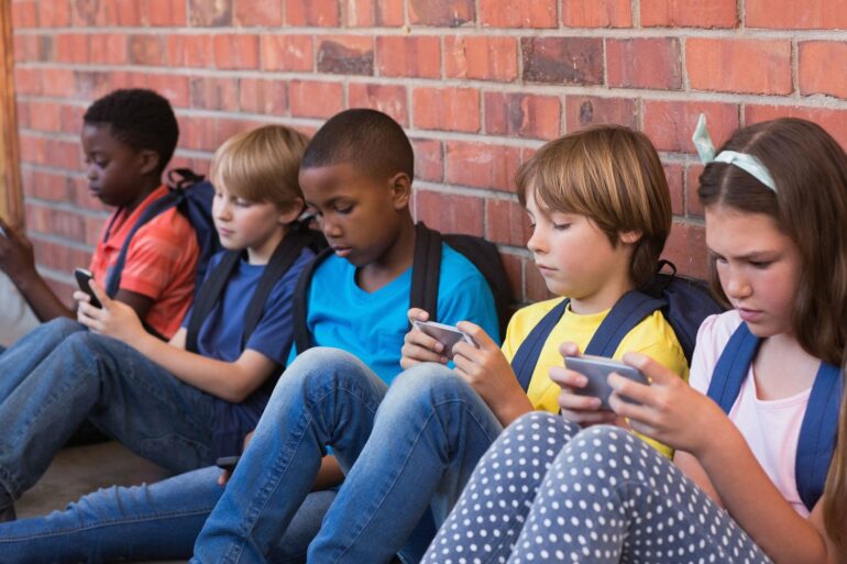 Ilustrasi anak smartphone