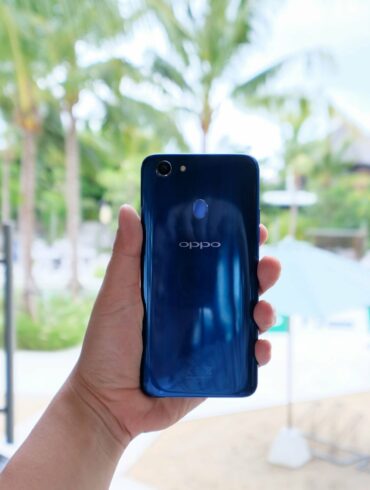 5 Trik Jitu Fotografi <em>Portrait</em> Menggunakan OPPO F5 25 OPPO F5 dashing blue hold
