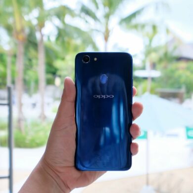 OPPO F5 dashing blue hold