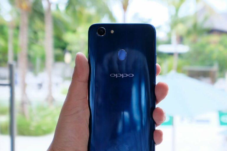 5 Trik Jitu Fotografi <em>Portrait</em> Menggunakan OPPO F5 34 OPPO F5 dashing blue hold