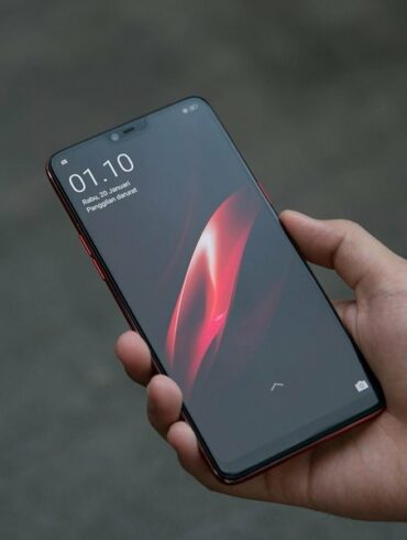 OPPO F7 hand OPPO F7 hand