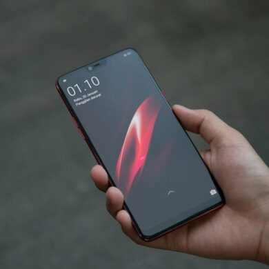 OPPO F7 hand