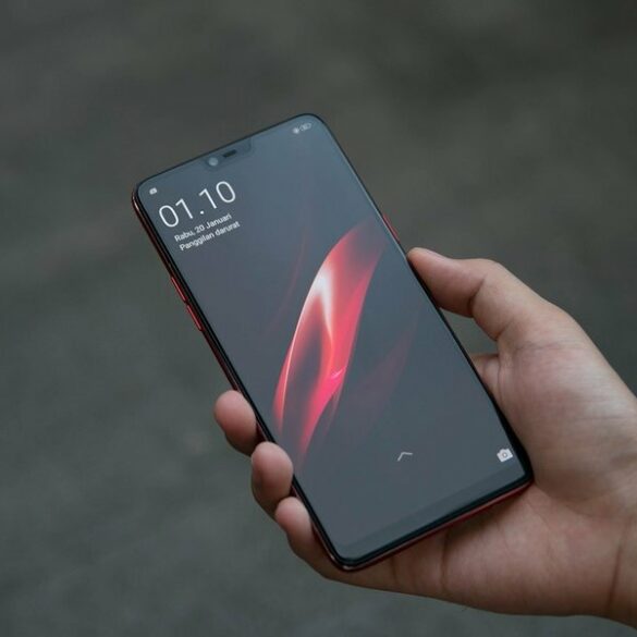 Dibanderol 4,2 Juta Rupiah, Oppo F7 Sudah Bisa Dipesan di Indonesia 49 OPPO F7 hand