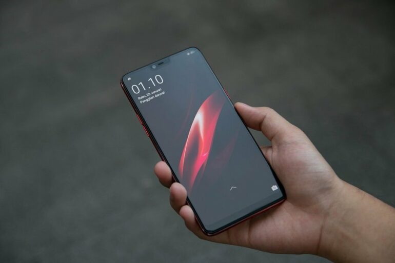 OPPO F7 hand OPPO F7 hand