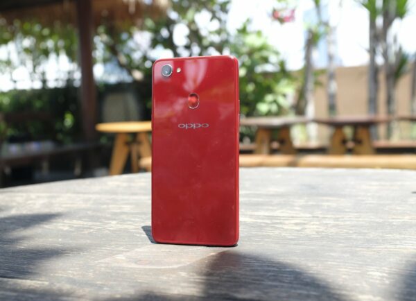 OPPO F7 merah belakang OPPO F7 merah belakang