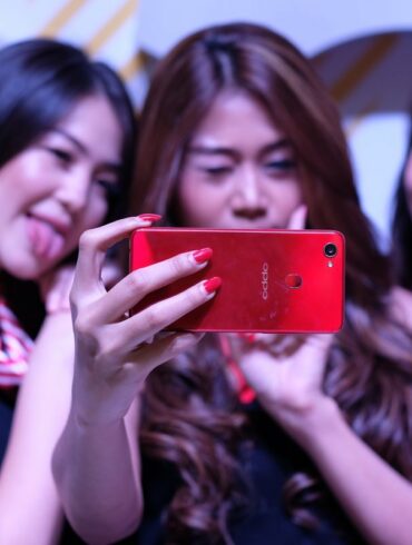 Review Oppo F7: Smartphone Terbaik Oppo di Indonesia untuk Saat Ini 38 oppo f7 with model