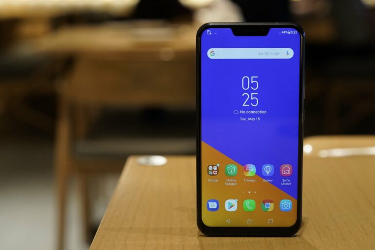 ASUS Zenfone 5 layar depan