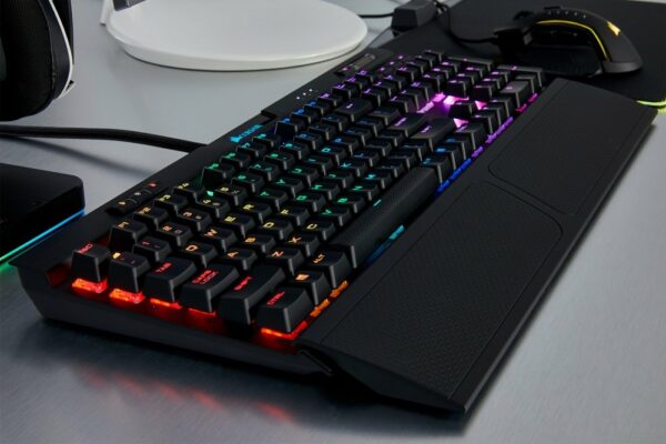 Corsair K70 RGB MK.2, Keyboard Gaming Mekanikal Yang Indah Dengan Opsi 5 Jenis Switch 25 Corsair K70 RGB MK2 002a