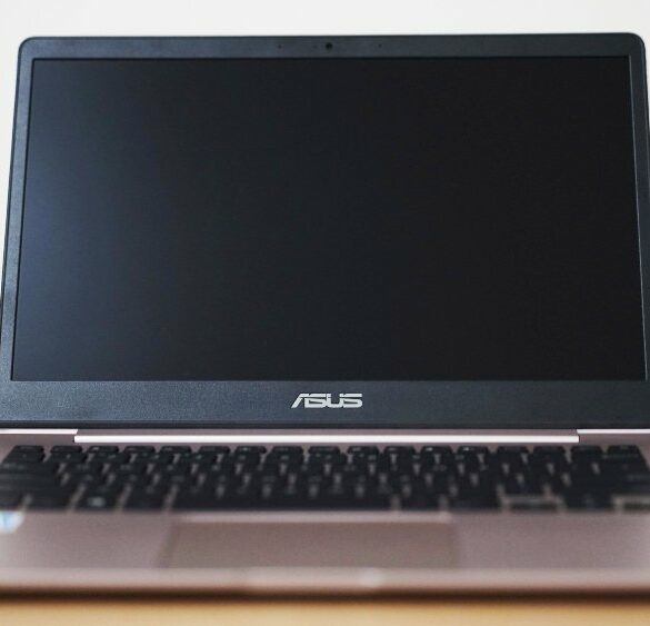 Review ASUS ZenBook 13 UX331UAL: Laptop Kecil & Ringan yang Tahan Diinjak 19 ASUS ZenBook 13 UX331U 001 1