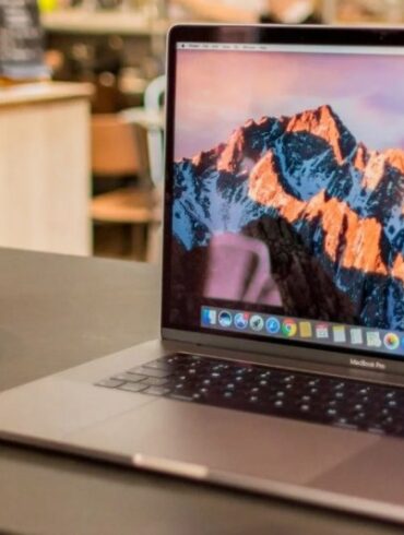 Apple Tingkatkan Kemampuan MacBook Pro Dengan Prosesor 6 Core & 32GB RAM 33 Apple MacBook Pro 2018 000