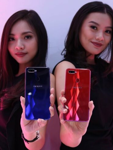 Oppo F9 Twilight Blue dan Sunrise Red
