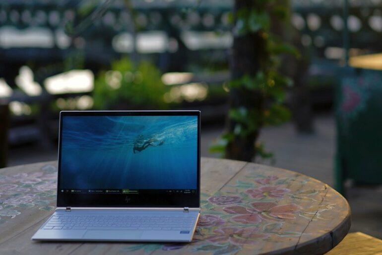 HP Spectre 13 2018 open meja HP Spectre 13 2018 open meja