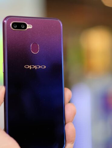 OPPO F9 starry purple hand