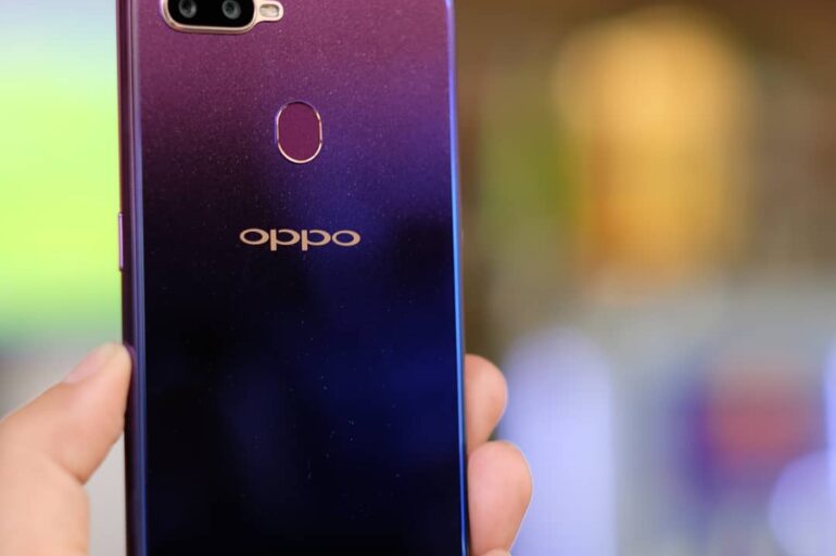 Inilah 3 Keuntungan Menggunakan Fitur VOOC Flash Charge di OPPO F9 Saat Liburan 33 OPPO F9 starry purple hand