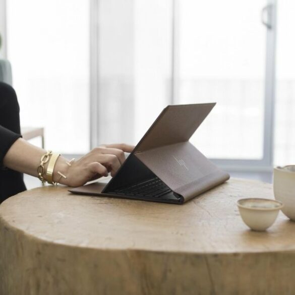 HP Spectre Folio: Laptop Berdesain Revolusioner dengan Bahan Kulit dan Daya Tahan Baterai 18 Jam 30 HP Spectre Folio 1