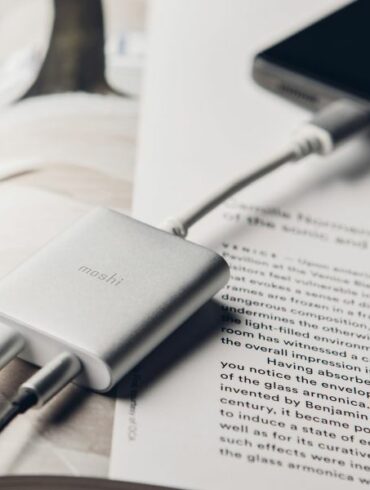 Moshi USB-C Digital Audio Adapter with Charging: Bisa Isi Ulang Baterai Sambil Mendengarkan Musik 29 Moshi USB C Digital Audio Adapter with Charging 1