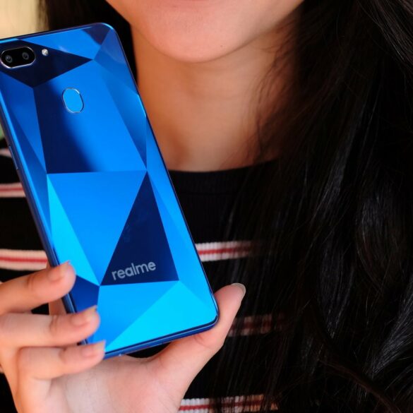Mengenal Realme, Brand Smartphone yang Membidik Pasar Anak Muda Dunia 63 Realme 2 Blue pattern