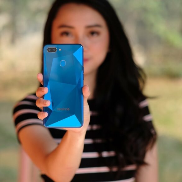 5 Alasan Mengapa Realme 2 Smartphone Ideal Bagi Generasi Muda Indonesia 19 Realme 2 blue model