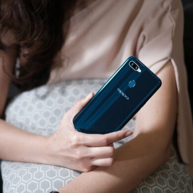 OPPO A7 glaze blue hand