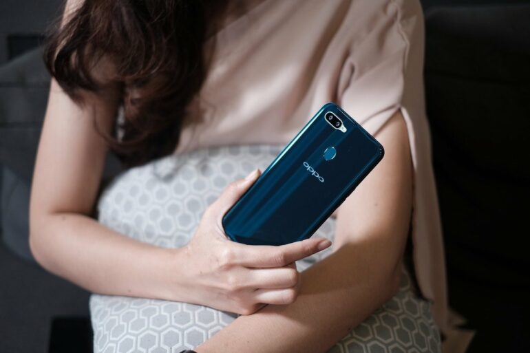 OPPO A7 glaze blue hand