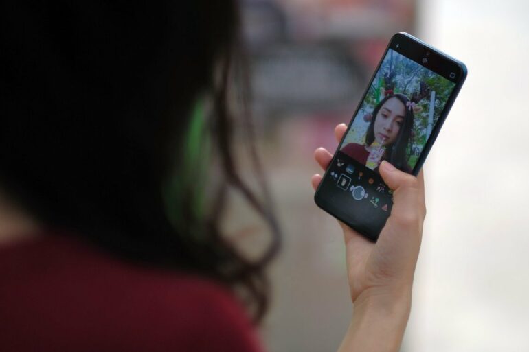 Tip & Trik: Menangkap Kemeriahan Natal di Mal dengan Kamera OPPO A7 40 oppo a7 glaze blue xmas selfie