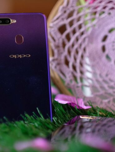 5 Hal Keren yang Dimiliki OPPO F9 untuk Liburan yang Lebih Menyenangkan 50 oppo f9 purple tampak belakang