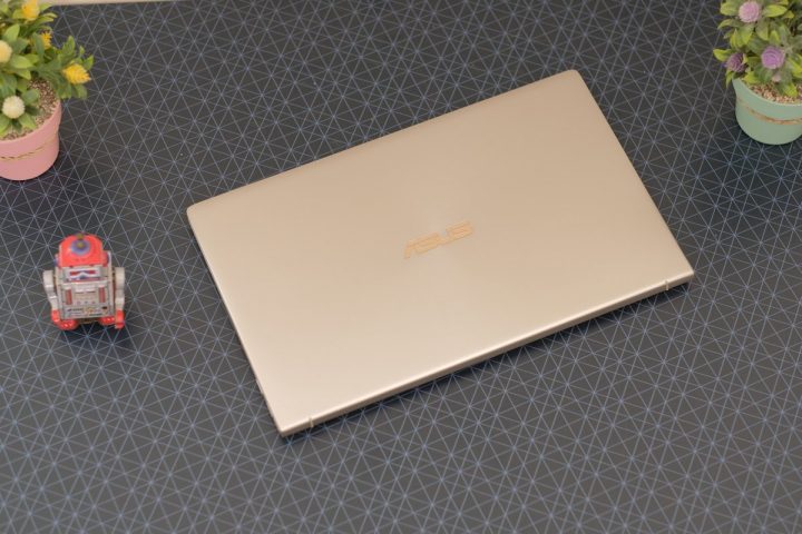 ASUS ZenBook 14 UX433F 1