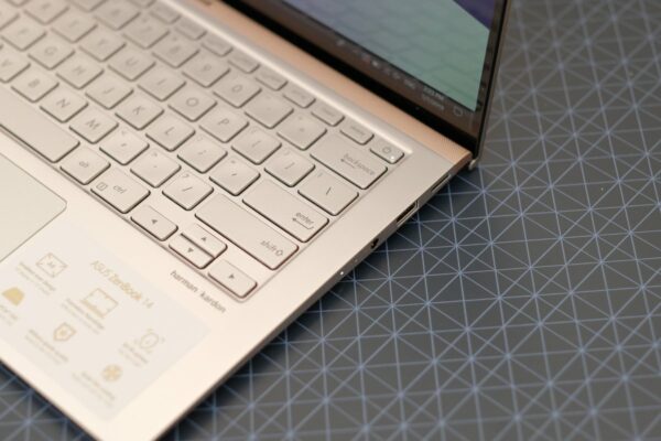 Review ASUS ZenBook 14 UX433F: Laptop 14 inci dengan Bodi Paling Ringkas Saat Ini 22 ASUS ZenBook 14 UX433F 3