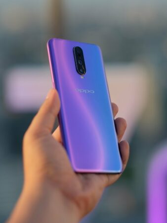 OPPO R17 Pro hands OPPO R17 Pro hands