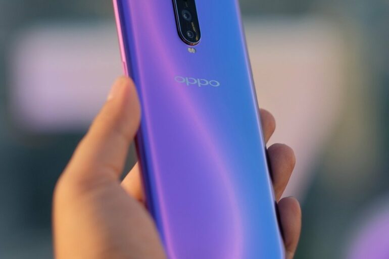 OPPO R17 Pro hands OPPO R17 Pro hands