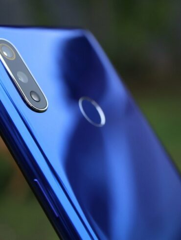 Berminat Membeli Realme 3? Simak Dulu Kelebihan dan Kekurangannya 41 Realme 3 blue samping