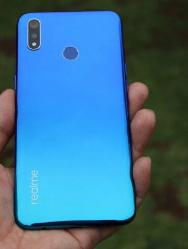 Realme 3 blue tampak belakang Realme 3 blue tampak belakang