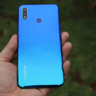 Realme 3 blue tampak belakang