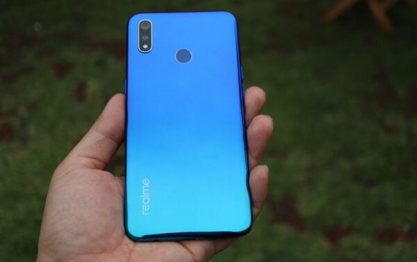 Realme 3 blue tampak belakang Realme 3 blue tampak belakang