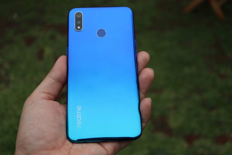 Realme 3 blue tampak belakang