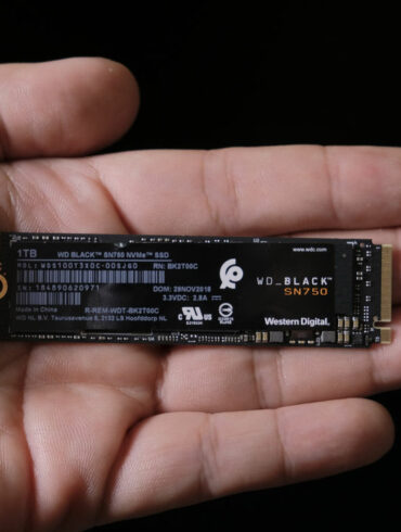 SSD NVMe: Resep Bikin PC Ngebut Bagi <em>Gamer </em>dan <em>Content Creator</em> 27 WD Black SN750 NVME SSD hand