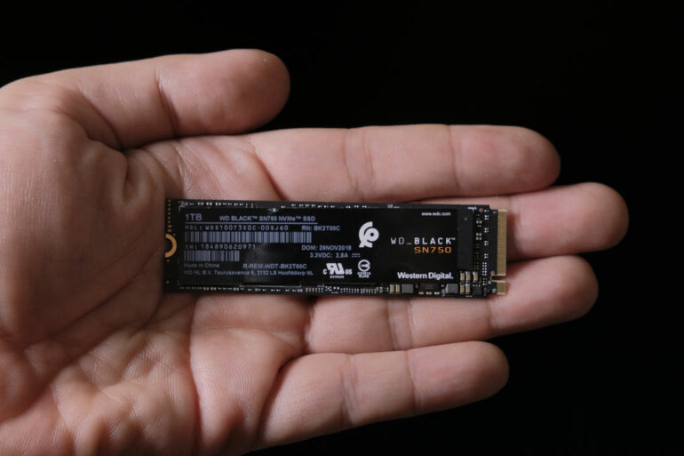 SSD NVMe: Resep Bikin PC Ngebut Bagi <em>Gamer </em>dan <em>Content Creator</em> 56 WD Black SN750 NVME SSD hand