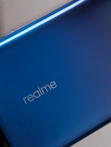 Berminat Membeli Realme X? Simak Dulu Kelebihan dan Kekurangannya 43 Realme X logo belakang