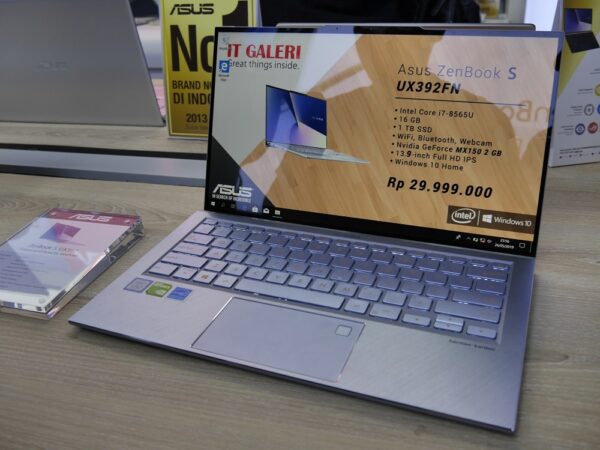 ASUS zenbook store 4