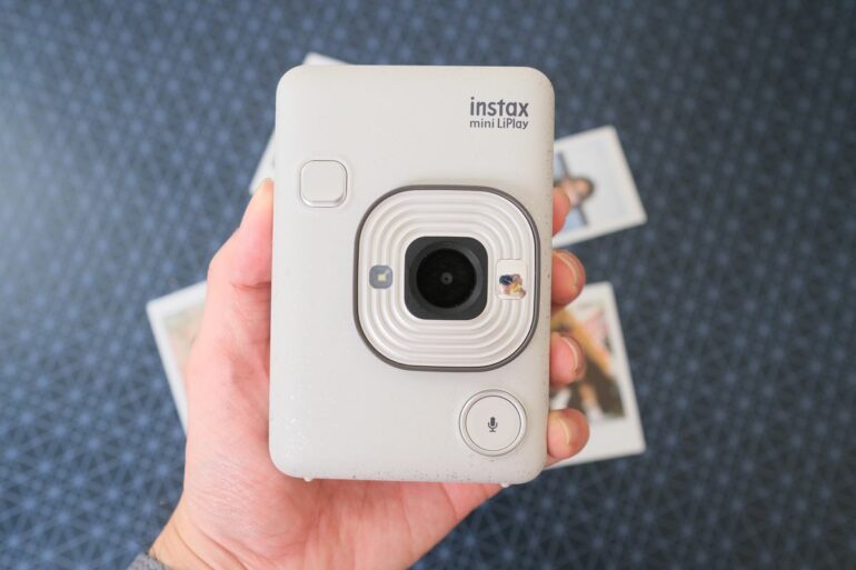 Review Fujifilm Instax Mini LiPlay: Kamera Instan Hibrid yang Bisa Rekam Suara dan Cetak Foto dari Smartphone 42 Fujifilm Instax Mini LiPlay 1