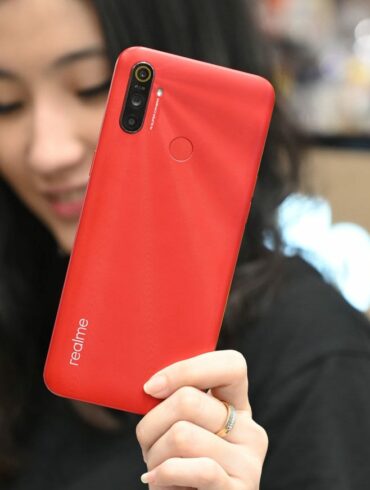 Realme C3 merah belakang