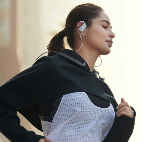 Powerbeats 4: Wireless Earbuds dengan Baterai 15 Jam dan Kualitas Audio Setara Powerbeats Pro 24 Powerbeats 4