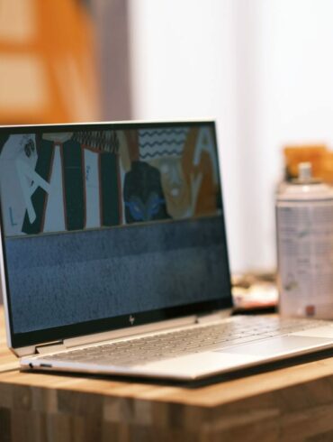 HP Spectre x360 2019 terbuka samping